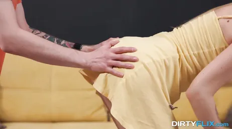 Mia sorella mi mette la testa tra le sue gambe così posso succhiare