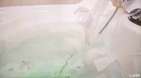 Lui si spoglia, entriamo nella vasca da bagno e scopiamo davvero forte