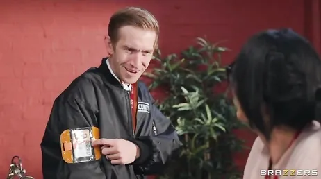 Che bel cazzo ha il ragazzo della sicurezza, me lo mette nel profondo