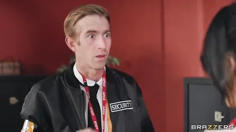 Che bel cazzo ha il ragazzo della sicurezza, me lo mette nel profondo