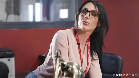 Che bel cazzo ha il ragazzo della sicurezza, me lo mette nel profondo