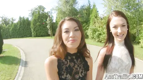 Fantastiska åsnor av Angelik Duval och Tiffany Doll vänner