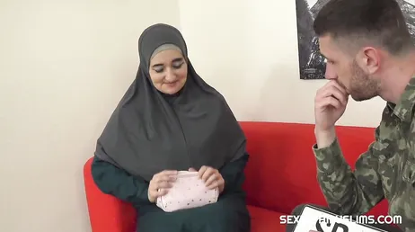 Si lascia scopare in cambio che un militare gli tolga la multa