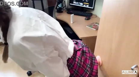 Il s'excite en regardant des vidéos porno et finit par se masturber