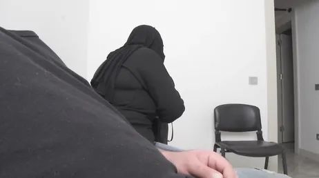 Han har en enorm kuk och onanerar framför en arabisk tjej