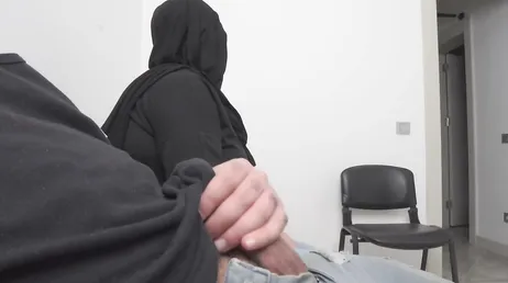Han har en enorm kuk och onanerar framför en arabisk tjej