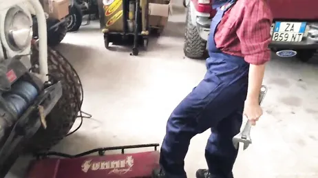 Jag ska hämta bilen och tjejen från verkstaden ger mig en avsugning