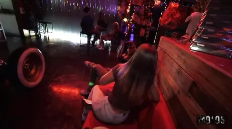 MILF har sex med en ung man på offentlig plats, vilket jävla!!