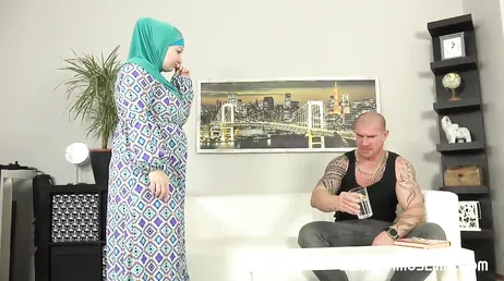 Araba paffuta non si toglie il hijab nemmeno per scopare: sarà una puttana...!!
