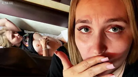 Vacker tjugo-någonting rysk tjej knullad av en främling på ett tåg