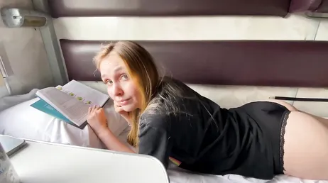 Vacker tjugo-någonting rysk tjej knullad av en främling på ett tåg