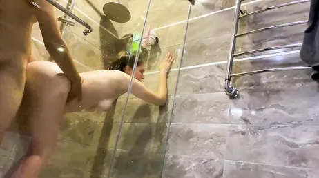 Ich reibe meiner Cousine unter der Dusche den Rücken: Am Ende ficken wir!