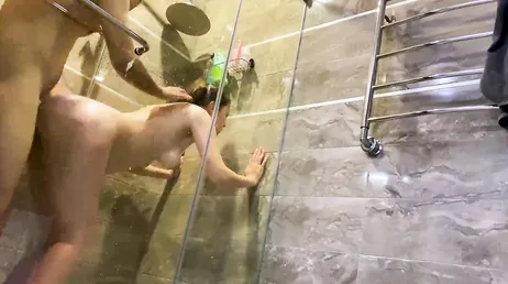 Ich reibe meiner Cousine unter der Dusche den Rücken: Am Ende ficken wir!