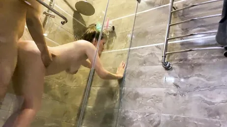 Ich reibe meiner Cousine unter der Dusche den Rücken: Am Ende ficken wir!