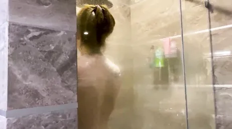Ich reibe meiner Cousine unter der Dusche den Rücken: Am Ende ficken wir!