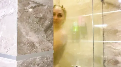 Ich reibe meiner Cousine unter der Dusche den Rücken: Am Ende ficken wir!