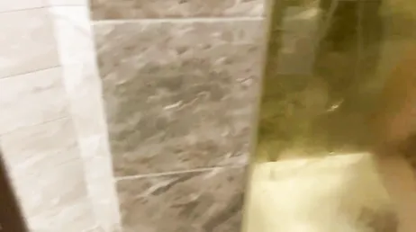 Ich reibe meiner Cousine unter der Dusche den Rücken: Am Ende ficken wir!