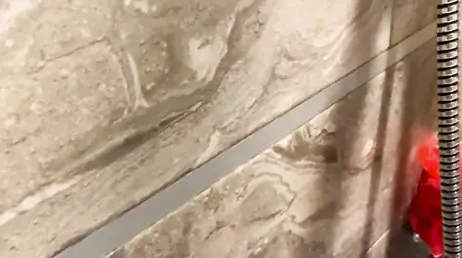 Ich reibe meiner Cousine unter der Dusche den Rücken: Am Ende ficken wir!