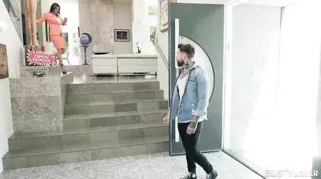 Alexis Fawx tente de le convaincre de garder la maison