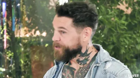 Alexis Fawx tente de le convaincre de garder la maison