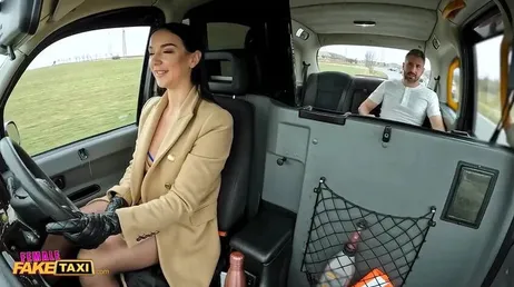Det slutar med att en klient knullar den mogna, brutala taxichauffören i rumpan!!