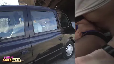 Det slutar med att en klient knullar den mogna, brutala taxichauffören i rumpan!!