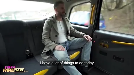 Det slutar med att en klient knullar den mogna, brutala taxichauffören i rumpan!!