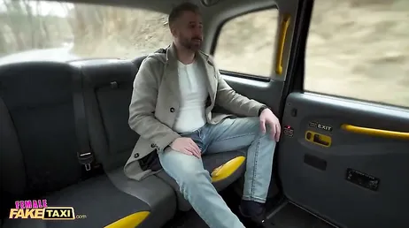 Det slutar med att en klient knullar den mogna, brutala taxichauffören i rumpan!!