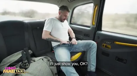 Det slutar med att en klient knullar den mogna, brutala taxichauffören i rumpan!!