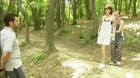 Vintage trekant med två vänner: knullad i gräset utan nåd