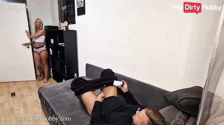 Je le surprends en train de regarder du porno en ayant ma chatte à sa disposition...