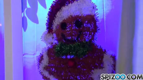 Eles surpreendem o Papai Noel em casa e se revezam para transar com ele...!!