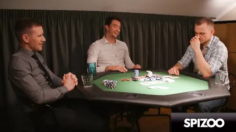 Hans attraktiva fru hjälper honom att betala sina spelskulder