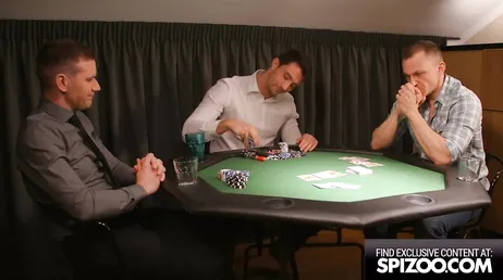 Hans attraktiva fru hjälper honom att betala sina spelskulder