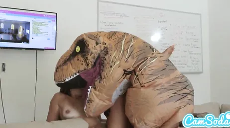 Ich habe noch nie hart mit einem Tyrannosaurus Rex gefickt, es war seltsam ...