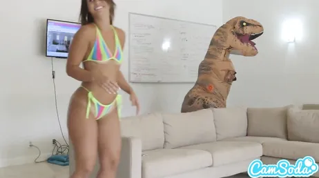 Ich habe noch nie hart mit einem Tyrannosaurus Rex gefickt, es war seltsam ...