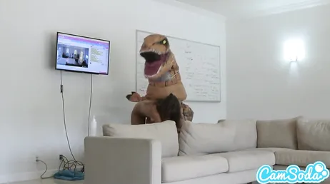 Ich habe noch nie hart mit einem Tyrannosaurus Rex gefickt, es war seltsam ...