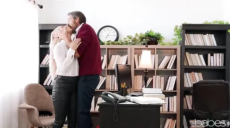 Papai enlouqueceu, ele está transando com sua jovem secretária