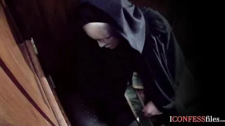 Han går för att bekänna och slutar med att han suger en falsk präst, väldigt hårt