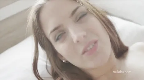 Även när hon sover är hon sexig och provocerande, vilken kropp hon har...
