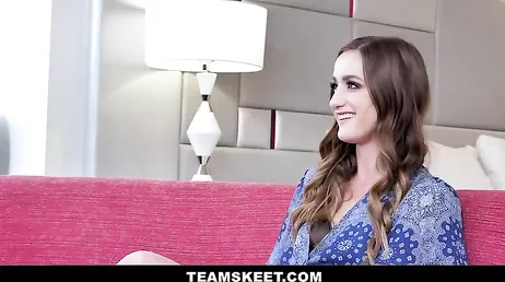 É o primeiro casting pornô dela e é normal que ela fique um pouco nervosa