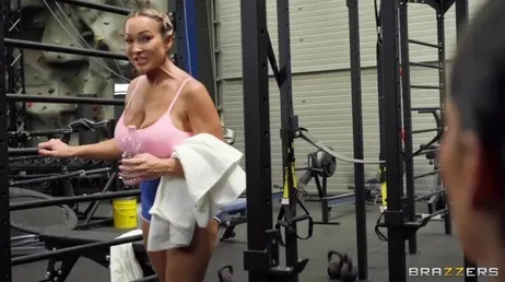 Damn guys, the gyms are full of really hot chicks!!