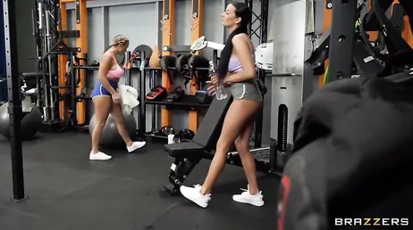Damn guys, the gyms are full of really hot chicks!!