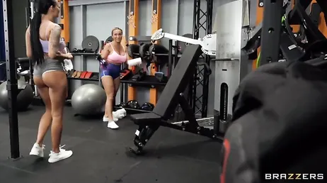 Damn guys, the gyms are full of really hot chicks!!