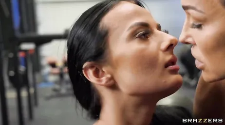 Damn guys, the gyms are full of really hot chicks!!