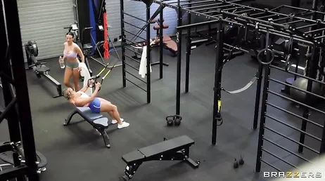 Damn guys, the gyms are full of really hot chicks!!