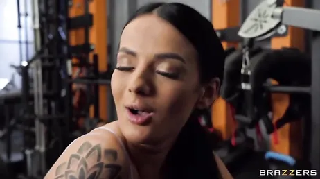 Damn guys, the gyms are full of really hot chicks!!