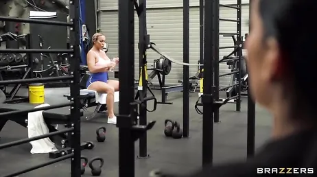 Damn guys, the gyms are full of really hot chicks!!