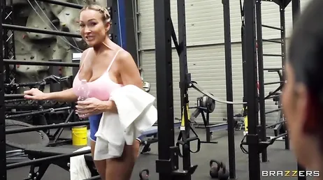 Damn guys, the gyms are full of really hot chicks!!