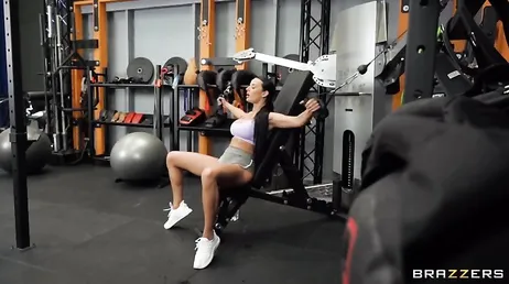 Damn guys, the gyms are full of really hot chicks!!